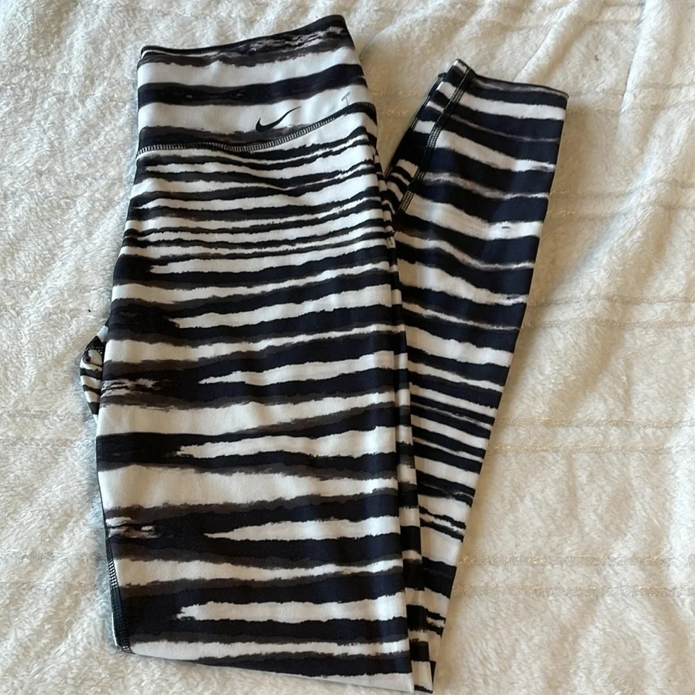 💰Nike Dri-Fit Zebra print leggings size small with pocket